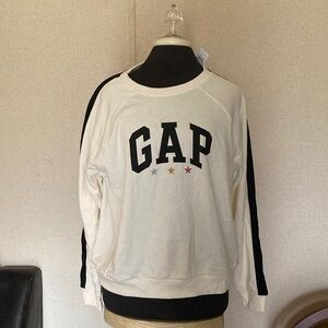 GAP👑 Ivory Sweatshirt with Black Accents